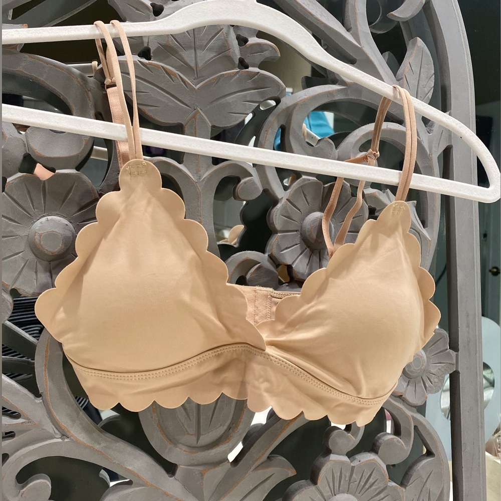 Brand New - Never Worn - Anthropologie Seamless Scalloped Bralette - Size small